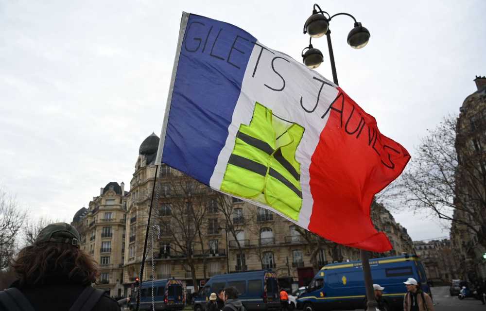 1200x768_des-drapeaux-francais-sont-ils-interdits-dans-les-manifestations