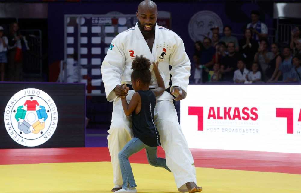 1200x768_topshot-france-s-teddy-riner-plays-with-his-daughter-after-his-win-against-russia-s-inal-tasoev-not-pictured-in-the-men-s-100kg-final-bout-at-the-world-judo-championship-in-doha-on-may-13-202