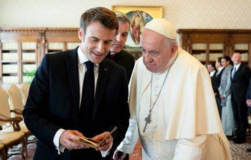 648x415_this-handout-photo-taken-and-released-on-october-24-2022-by-the-vatican-press-office-vatican-media-shows-pope-francis-r-exchanging-gifts-with-french-president-emmanuel-macron-during-a-private-audience-at-the-vatican-macron-gave-francis-a-1796-first-edition-french-language-copy-of-german-philosopher-immanuel-kant-s-perpetual-peace-photo-by-vatican-media-afp