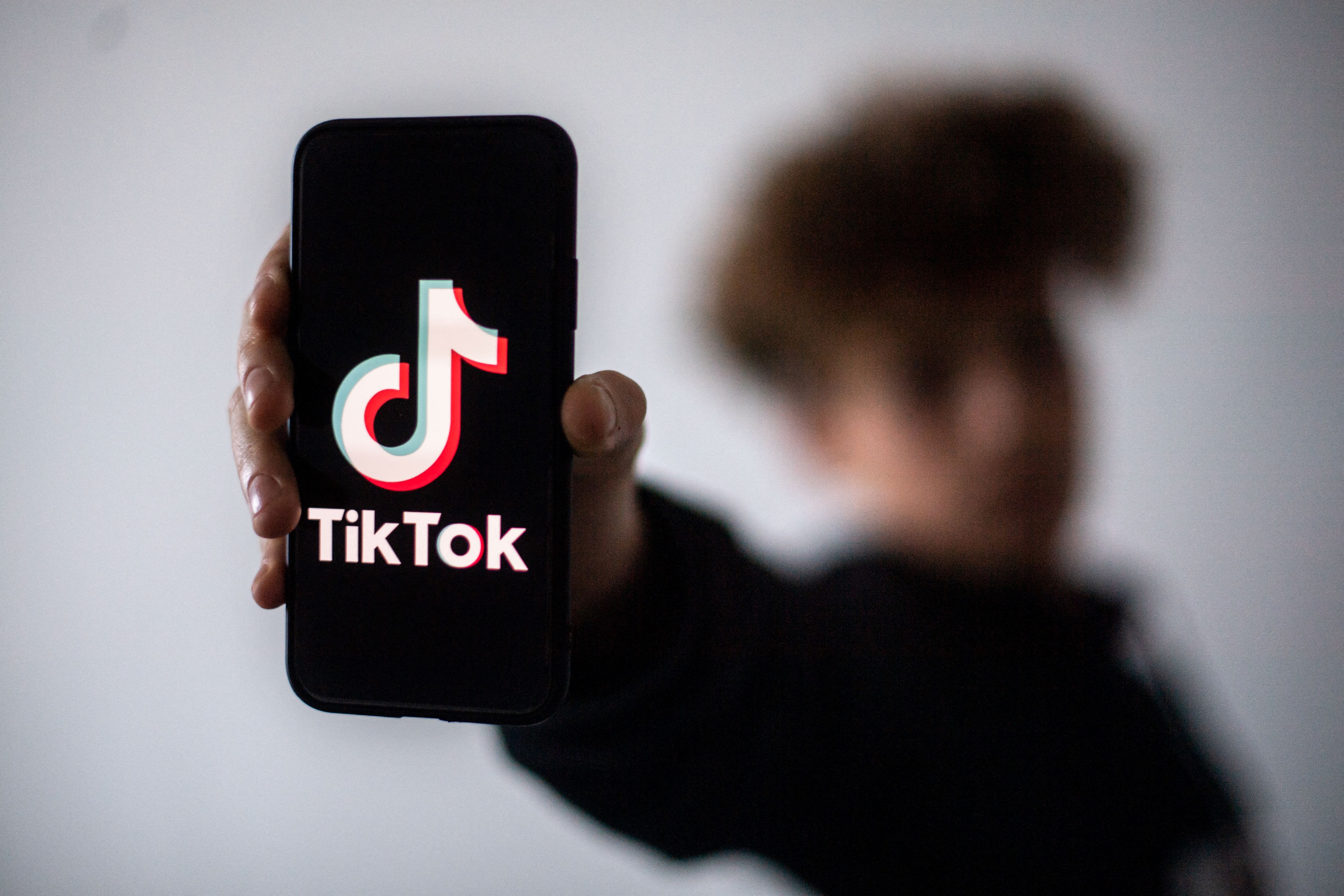 Un adolescent présente un smartphone avec le logo du réseau social chinois Tik Tok, le 21 janvier 2021 à Nantes, dans l'ouest de la France (Loïc VENANCE / AFP)
